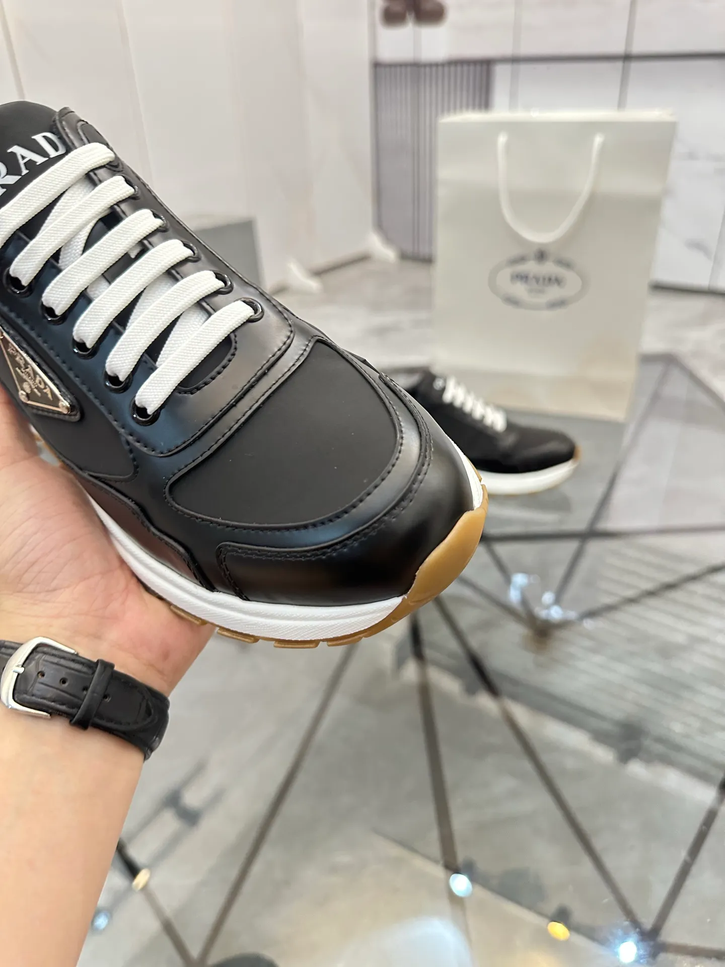 Men's shoes for sale 💰: 💰P580¥ High-end top quality Product trademark: Prada *"Prada*" low-top casual shoes Regular size: 38-45 (can be customized to 46) Product materials: imported first-layer cowhide stitching breathable mesh upper, water-dyed cowhide lining, cowhide foot pads, original ultra-light foam outsole. No.: 001